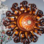 Sonne aus Metall, indirekt beleuchtet