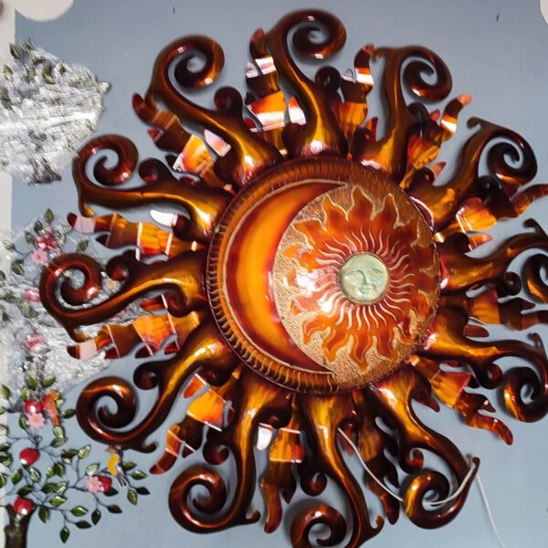 Sonne aus Metall, indirekt beleuchtet