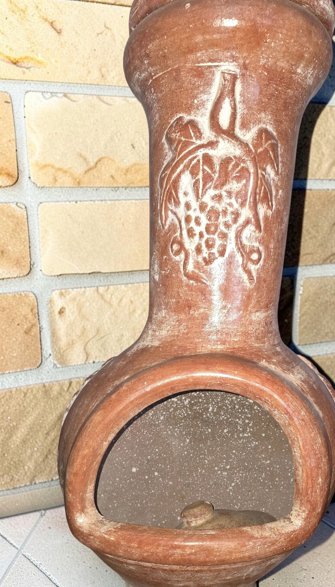 Aztekenofen Uva Rojo aus Ton, Gesamtansicht
