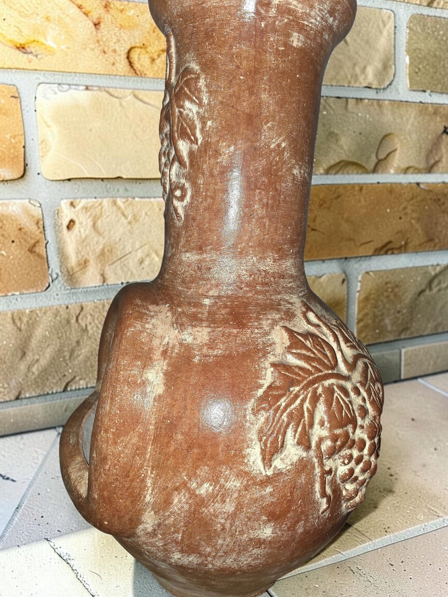 Aztekenofen Uva Rojo aus Ton, Detailansicht