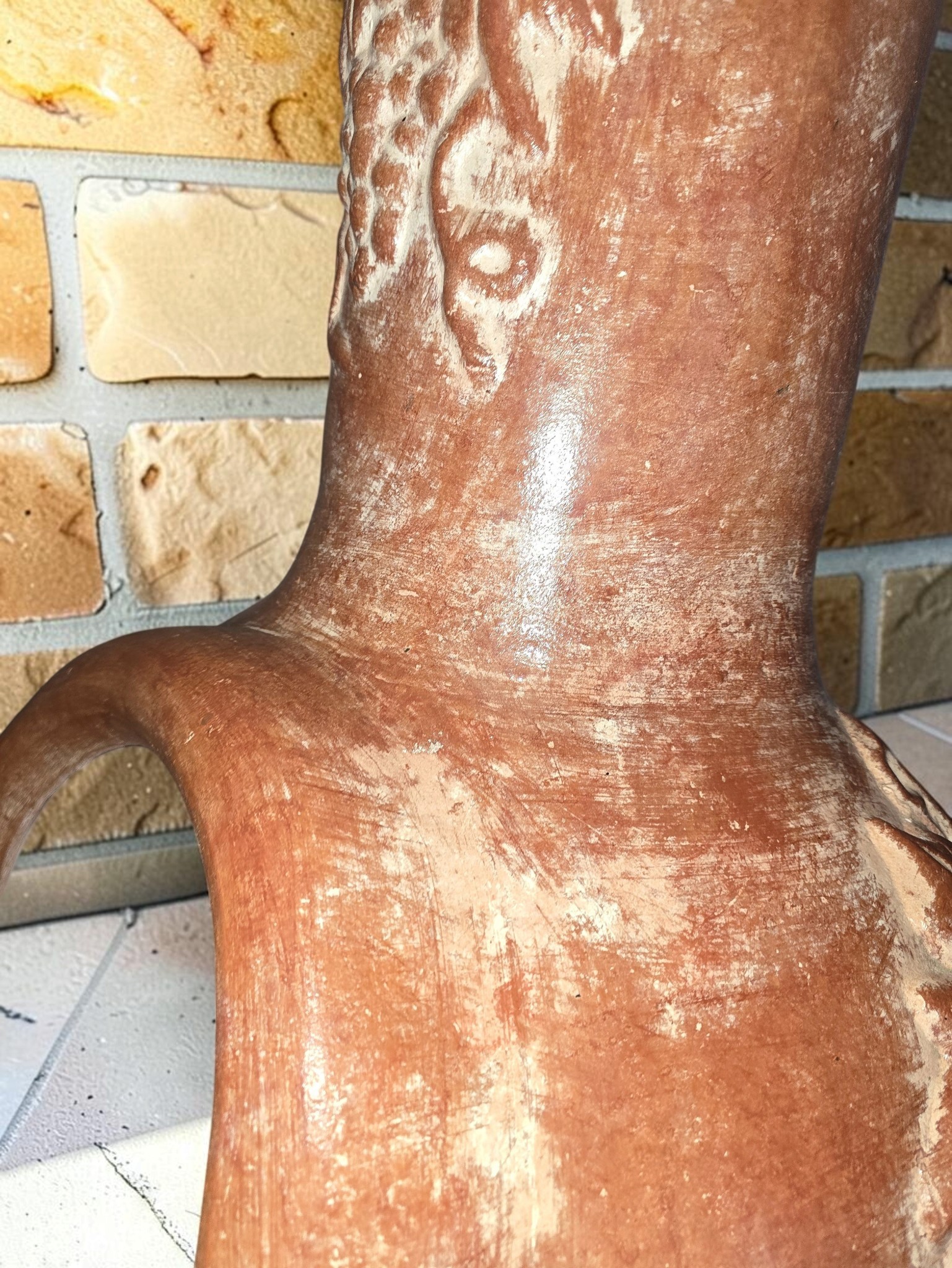 Aztekenofen Uva Rojo aus Ton, Detailansicht
